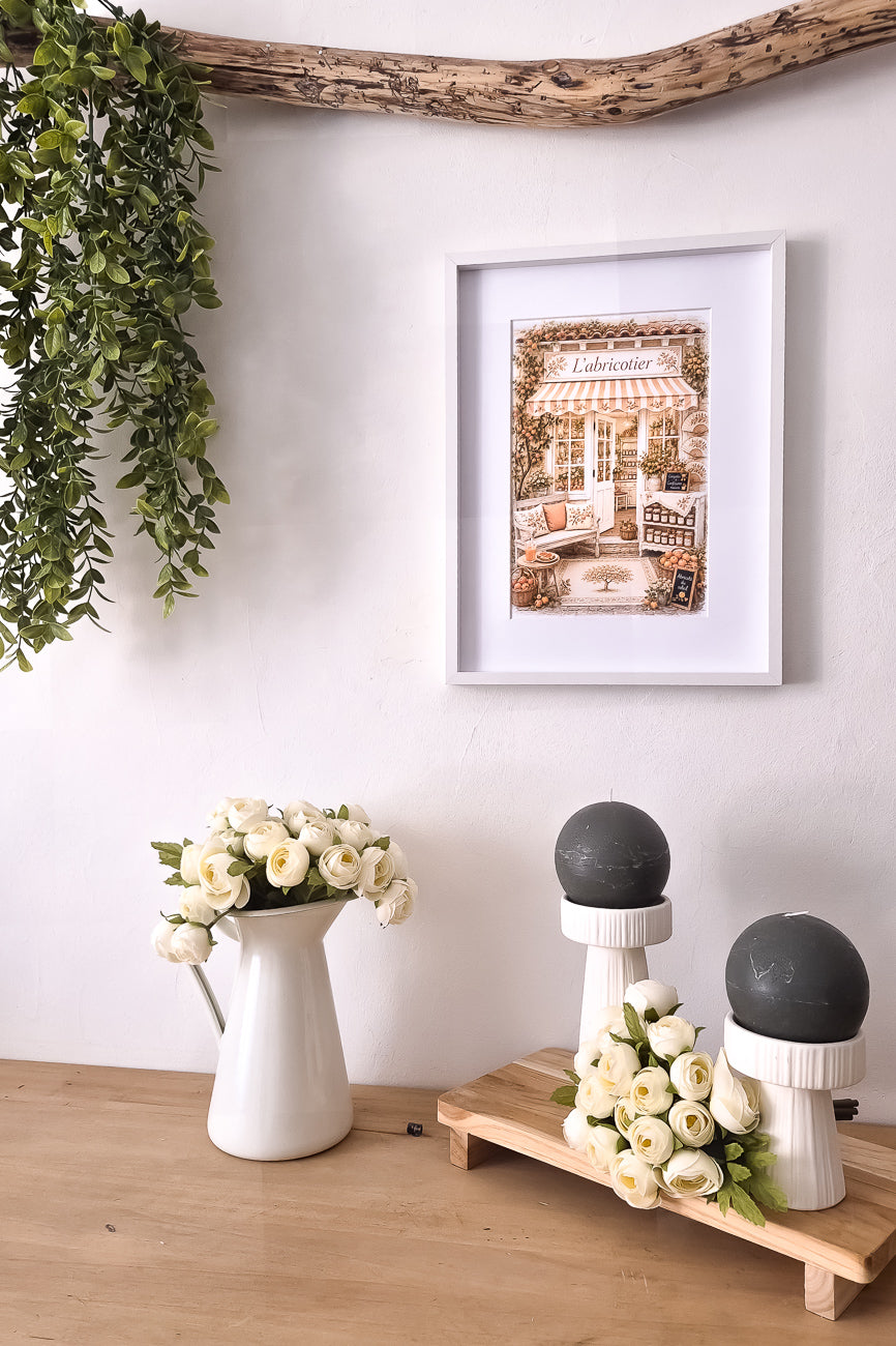 Affiche A4 illustrée vitrine boutique L'abricotier mise en situation. Impression hd sur carton 200g