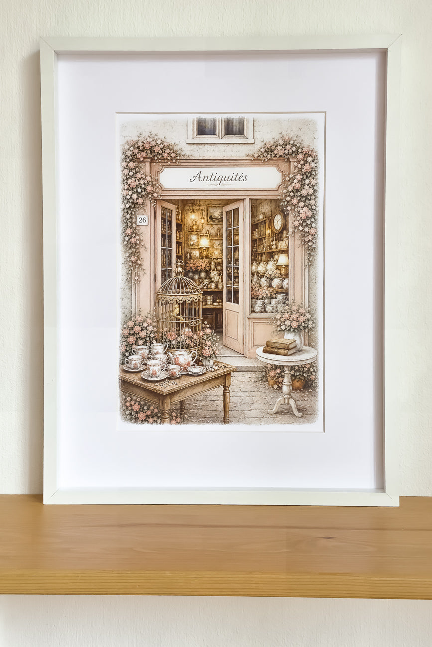 Affiche format A4 d'une vitrine d'antiquaire urbain mise en situation. Impression HD sur carton 200 g.