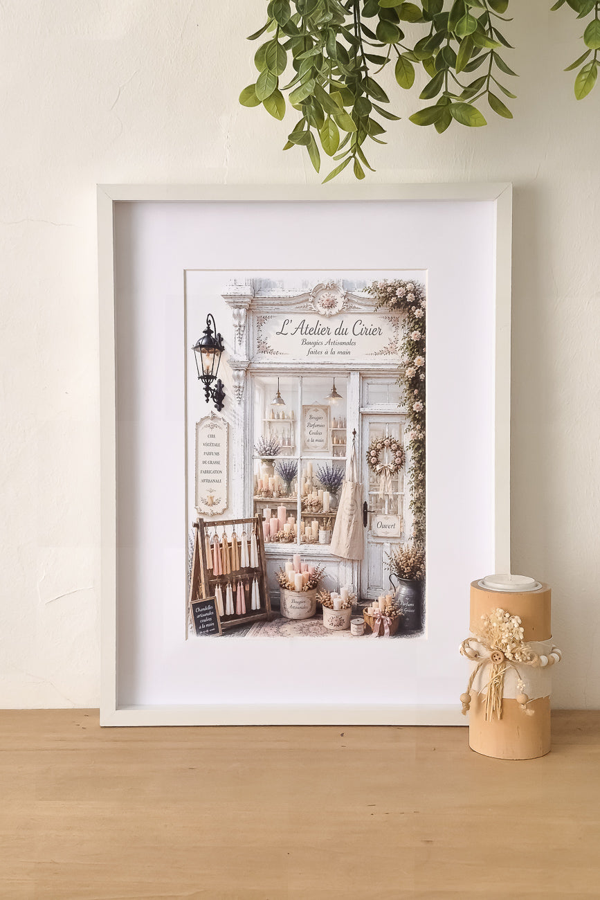 Affiche A4 d'une vitrine d'un atelier de cirier mise en situation. Impression HD sur carton 200 g. Style shabby chic