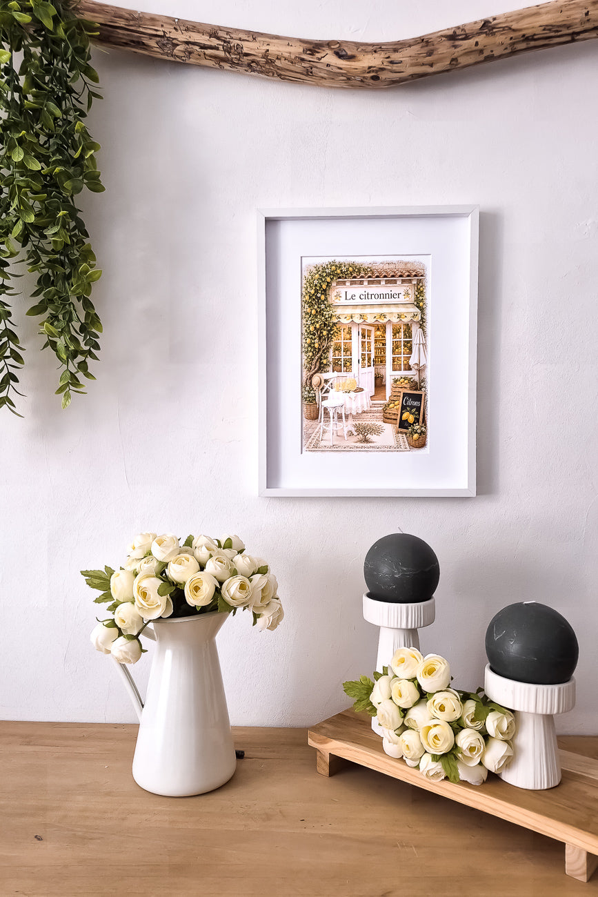 Affiche A4 illustrée boutique Le Citronnier mise en situation. imprimée sur carton 200g en hd