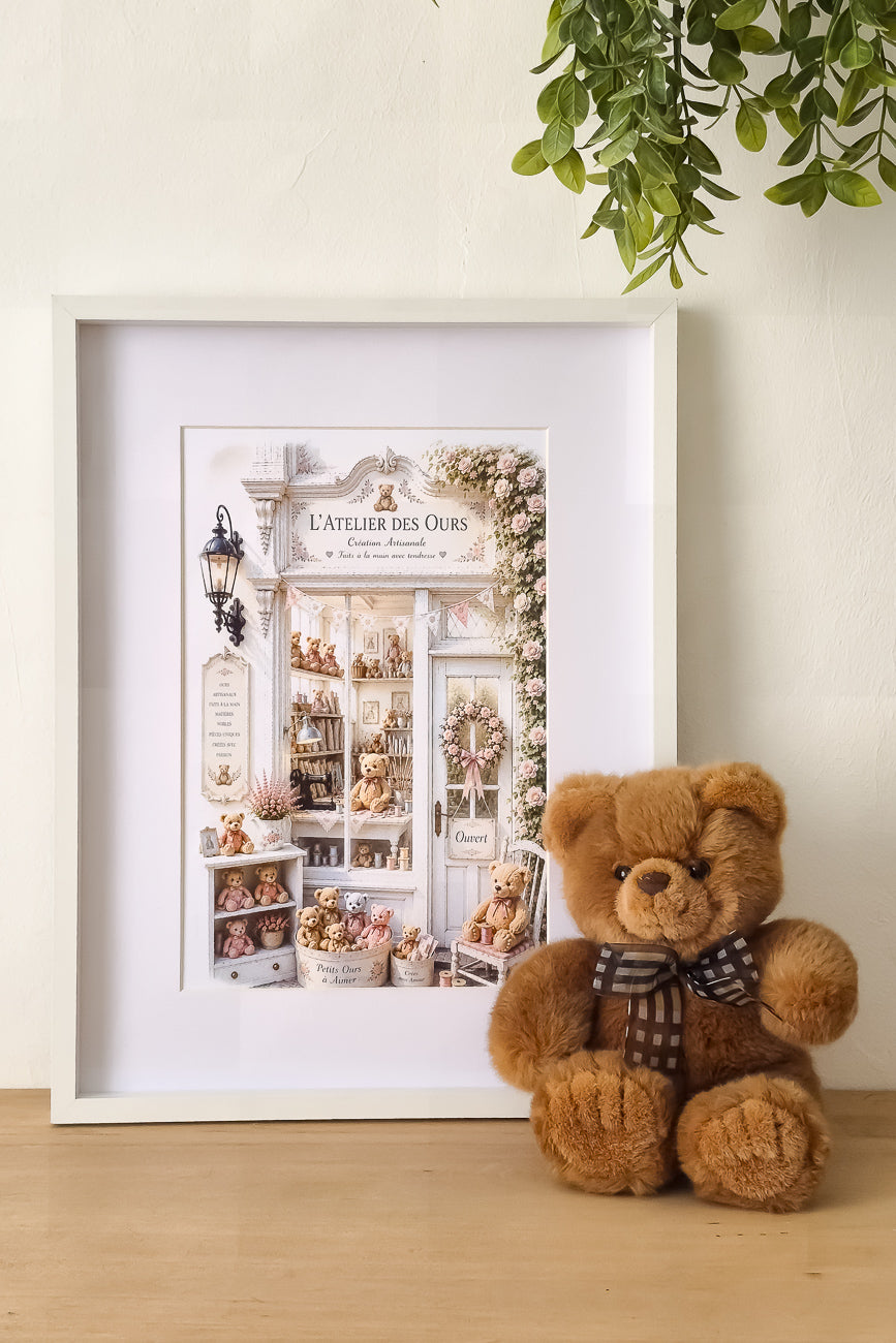 Affiche illustrée A4 d'une vitrine de boutique L'atelier des ours mise en situation. Impression hd sur carton 200 g