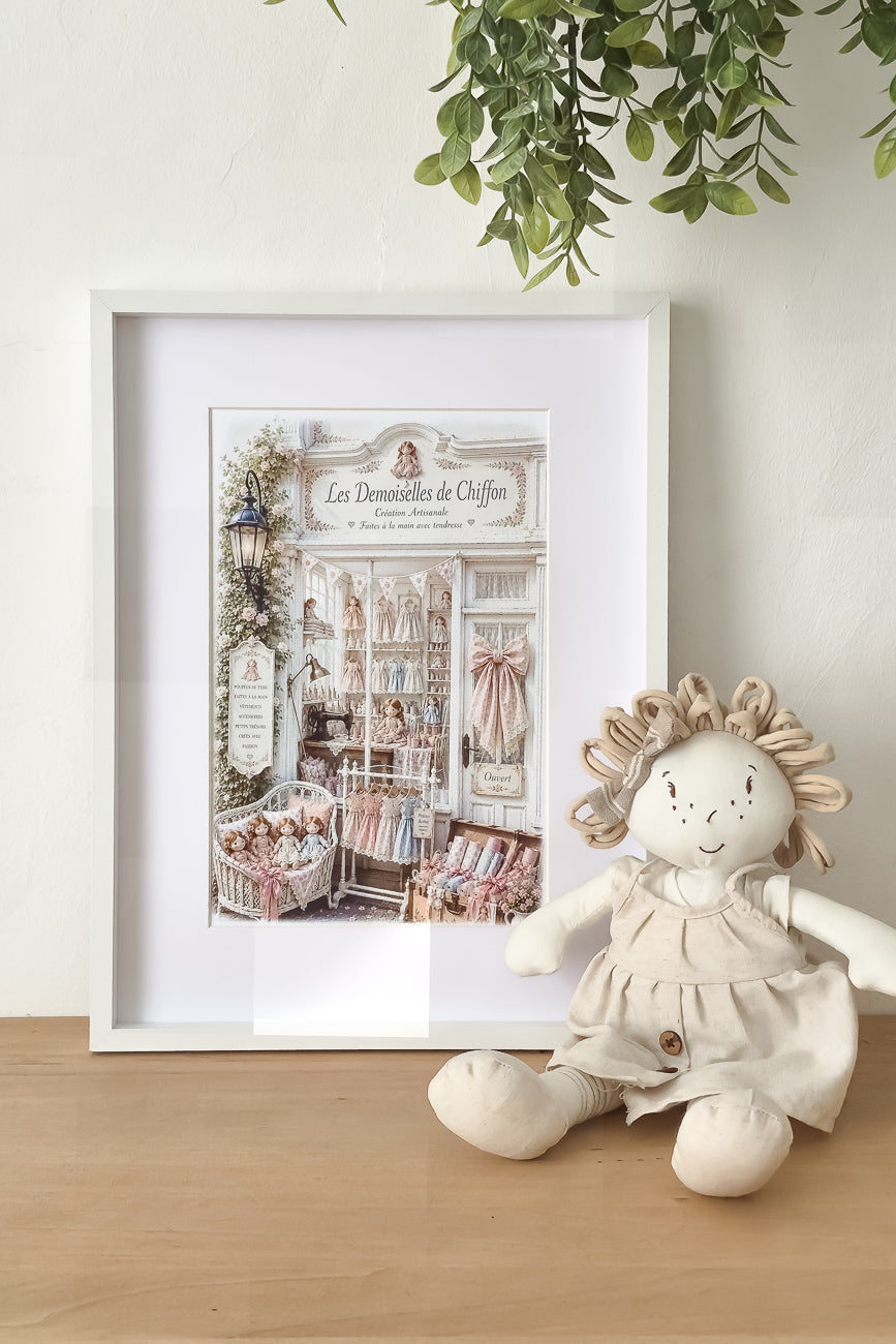 Affiche A4 illustrée d'une vitrine de boutique de poupée en chiffons mise en situation. Impression hd sur carton 200 g.
