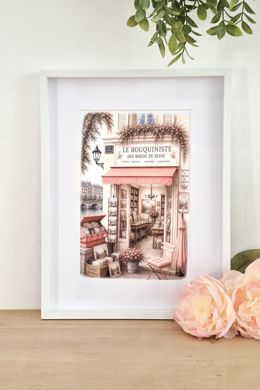 Affiche  format A4de vitrine de bouquiniste des bords de Seine à PARIS mise en situation. Impression HD sur papier 200 g.