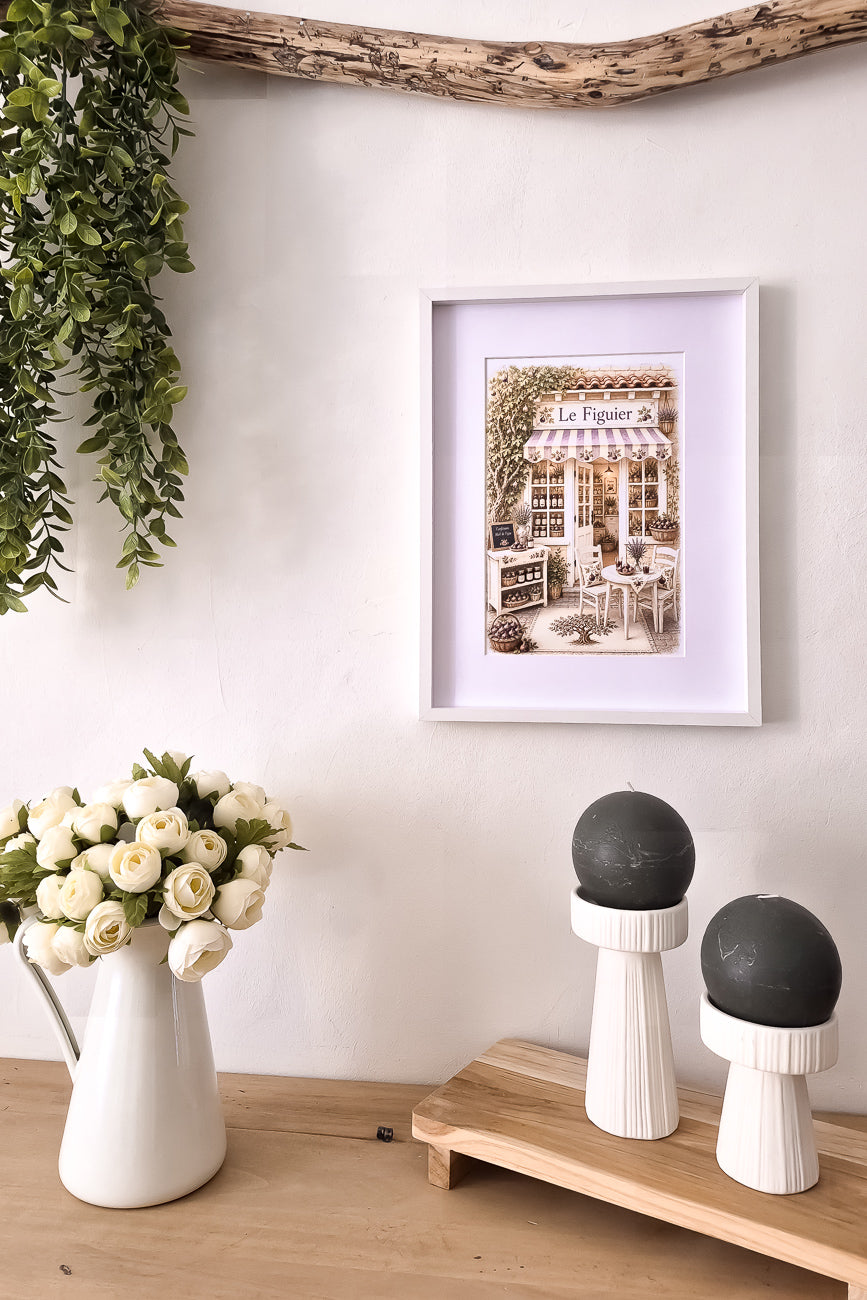 Affiche A4 illustrée vitrine boutique Le figuier mise en situation. Impression hd carton 200g.