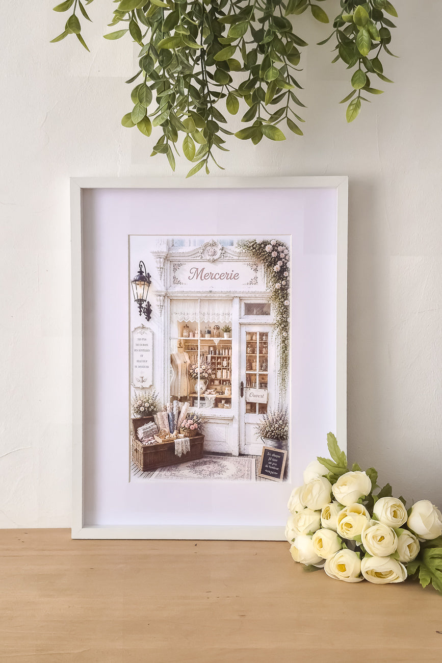 Affiche format A4 d'une vitrine de mercerie style shabby chic mise en situation. Impression HD sur carton 200 g.