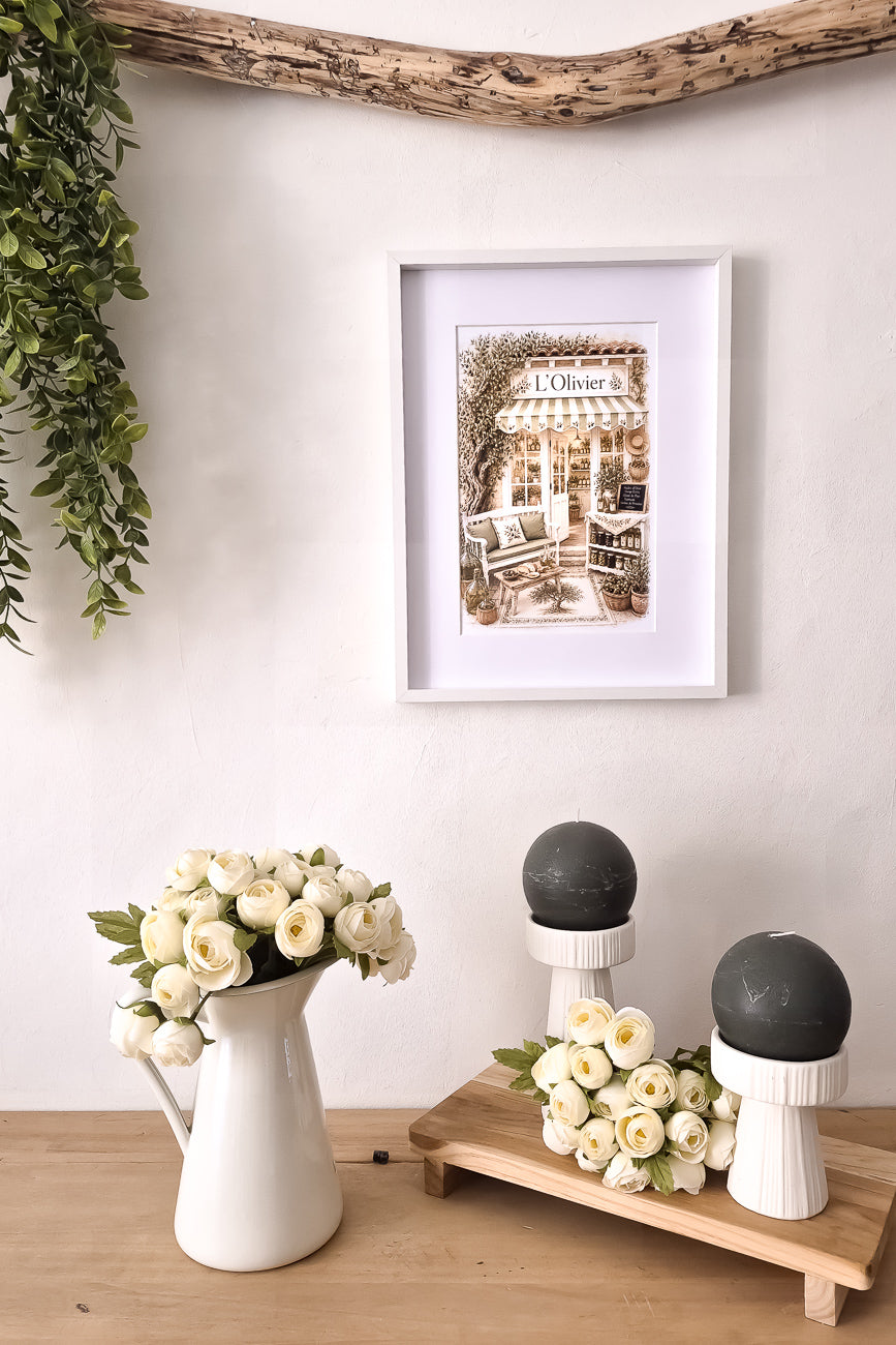 Affiche illustrée A4 Vitrine boutique L'Olivier mise en situation. Impression hd sur carton 200g