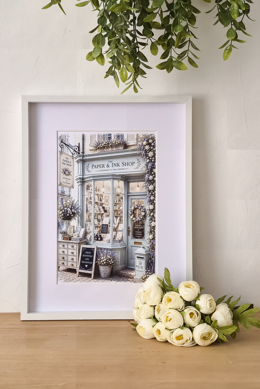 Affiche A4 illustrée d'une vitrine de papeterie anglaise The Paper & Ink Shop mise en situation. Impression HD sur carton 200 g.
