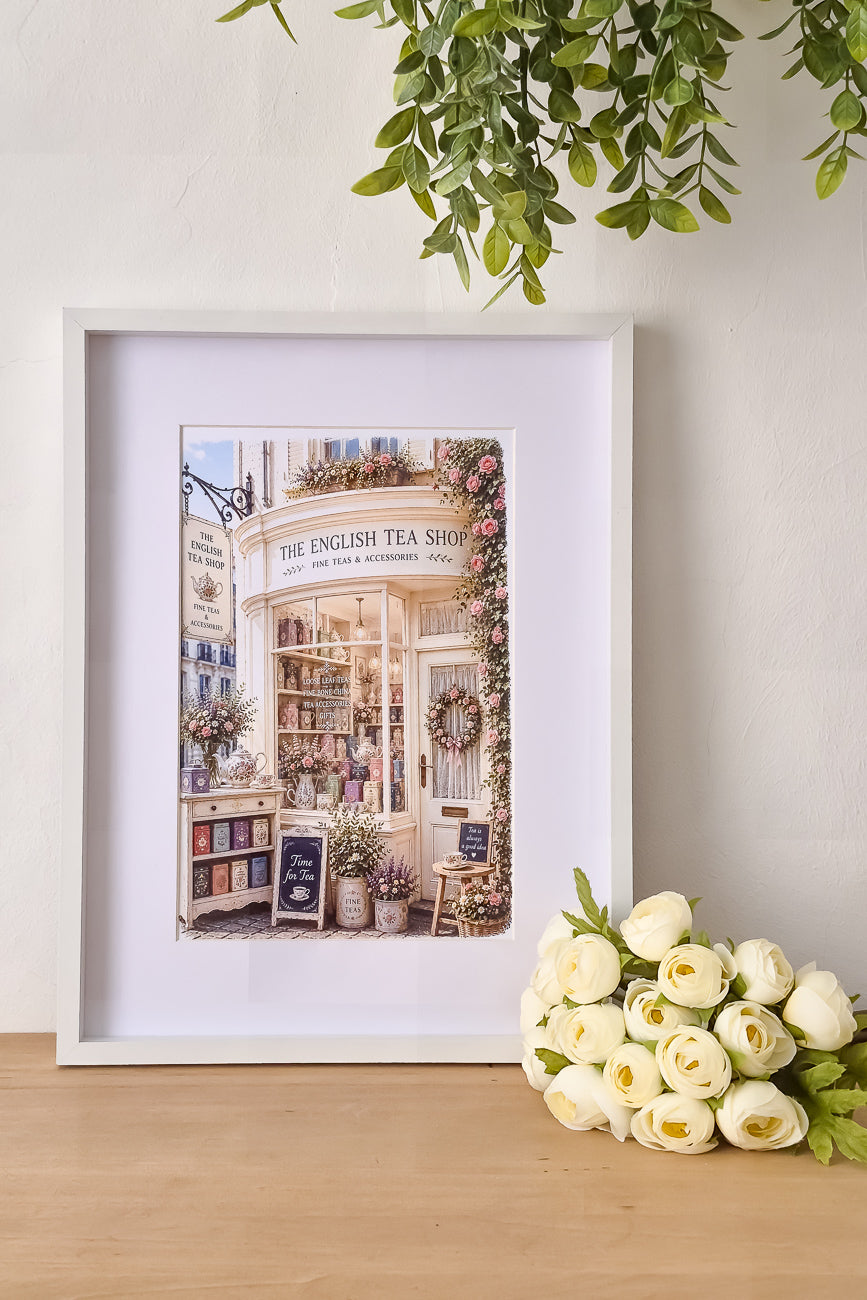 Affiche illustrée A4 d'une vitrine de boutique de thés anglaise The English Tea Shop mise en situation. Impression HD sur carton 200 g.